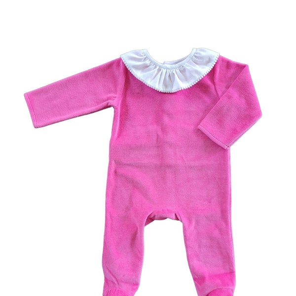 Pyjama bébé en jersey rose fuchsia collerette blanche bordée de pompons ton sur ton