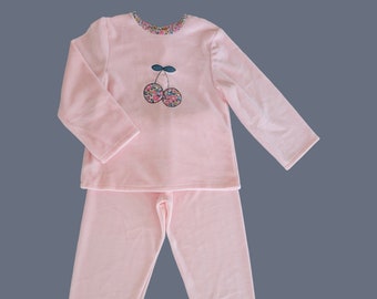 Pyjama 2 pièces en jersey velours rose avec appliqué cerise en Liberty Betsy Ann