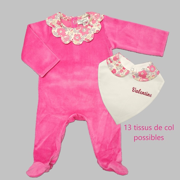 Pyjama bébé en jersey rose fuchsia col pétales liberty, bavoir forme bandana col liberty, 13 tissus au choix