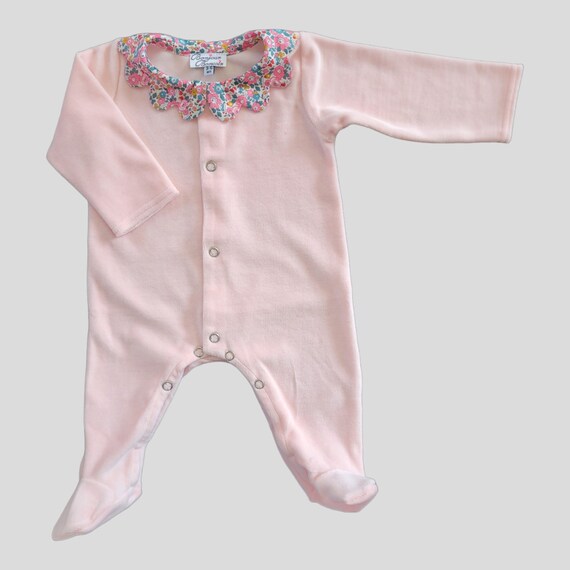 Pyjama bebe ouverture devant en jersey rose pale collerette en Liberty de 20 possibilites de tissus pour la collerette Etsy Canada