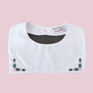 Faux col plastron blanc avec broderie fleurie aux coins image 2