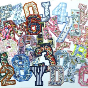 Lettres et chiffres style collège à coudre ou à coller en Liberty, 70 tissus au choix, 4 tailles, couleur de broderie au choix