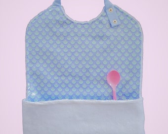 Bavoir imperméable bi matière à réservoir, bavoir avec gouttière, bavoir récupérateur d'aliments, tissu Petit Pan Wasabi blue