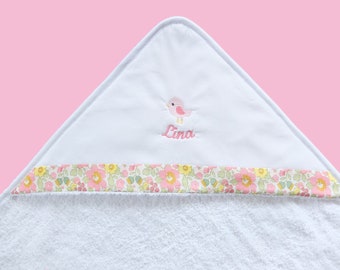 Cape de bain bébé fille à personnaliser avec des motifs de broderie et le prénom, 9 dessins , 24 possibilités de tissus pour la bordure