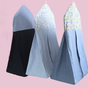 Peut inclure: Trois paniers à couches suspendus avec des dessus à motifs différents. Les paniers sont en denim bleu avec une doublure blanche. Les dessus sont rayés, floraux et un motif blanc sur fond bleu.