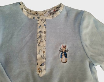 Pijama de dos piezas de punto de terciopelo celeste con bordado de Peter Rabbit en el pecho