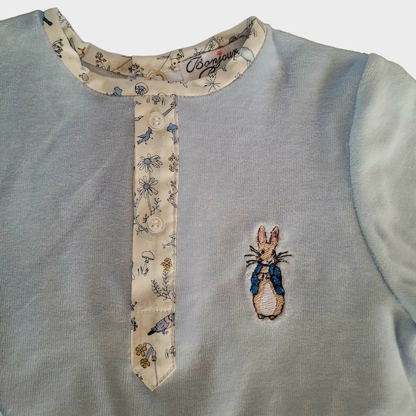 Pyjama 2 pièces en jersey velours bleu ciel clair avec broderie Pierre Lapin sur la poitrine