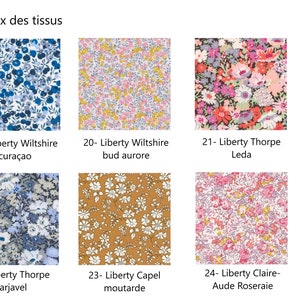Puede incluir: Seis muestras de tela con patrones florales. Las muestras est&aacute;n etiquetadas con n&uacute;meros y nombres, incluyendo Liberty Wiltshire cura&ccedil;ao, Liberty Wiltshire bud aurore, Liberty Thorpe Leda, Liberty Thorpe Barjavel, Liberty Capel moutarde y Liberty Claire-Aude Roseraie.