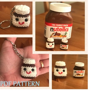 Peut inclure: Patron d'amigurumi au crochet pour un porte-clés en forme de pot de Nutella. Le patron comprend des instructions pour réaliser un petit pot de Nutella avec un couvercle blanc et un corps brun. Le pot a un visage de dessin animé mignon avec des yeux noirs et un sourire rouge. Le patron comprend également des instructions pour réaliser un petit porte-clés.