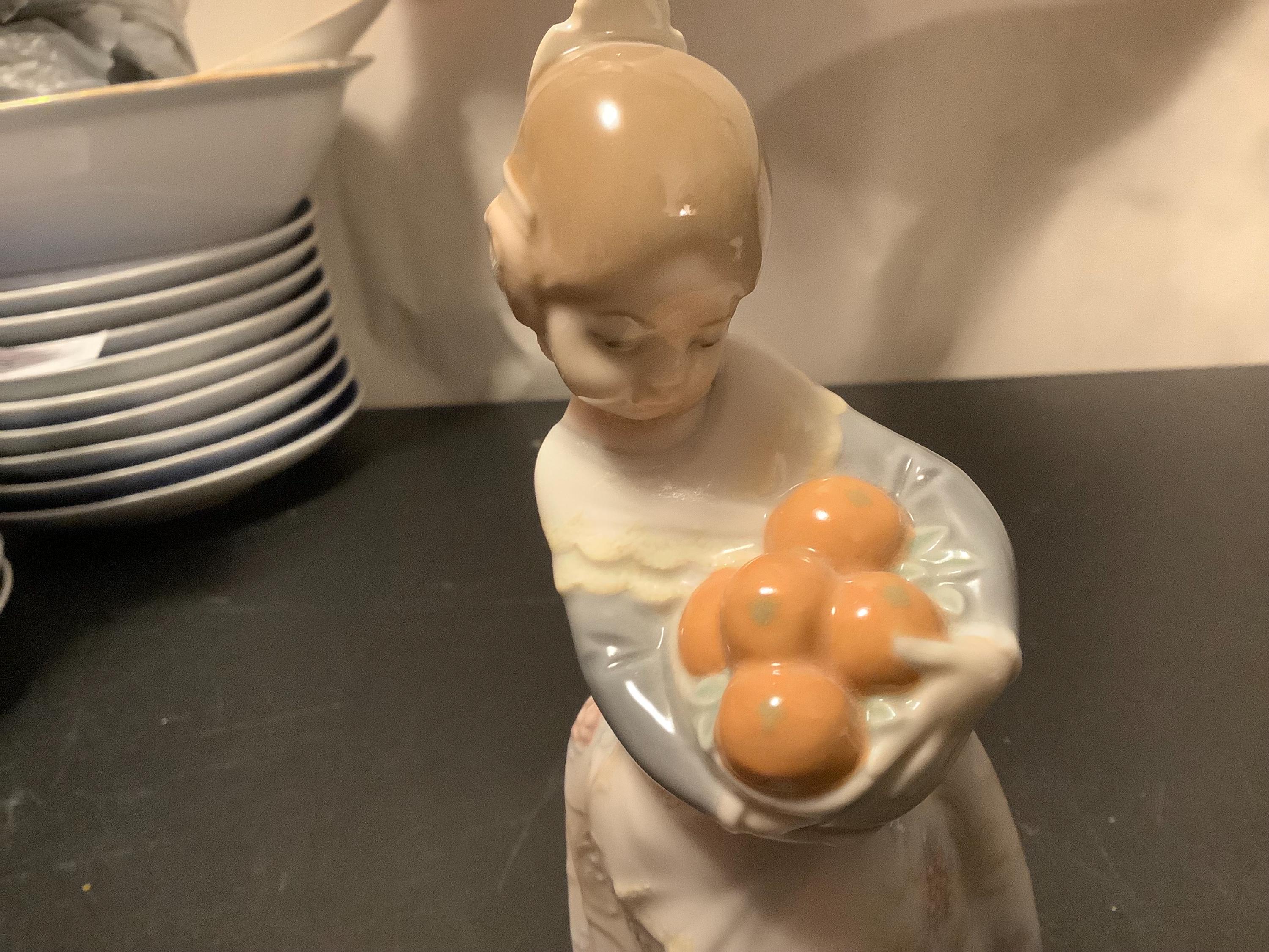 引退したリヤドロ バレンシア 女の子 フィギュア #4841 - 7インチ