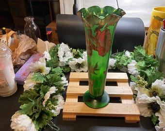 金箔をふんだんに使用したモザーグリーンの花瓶。フリルトップ。高さ