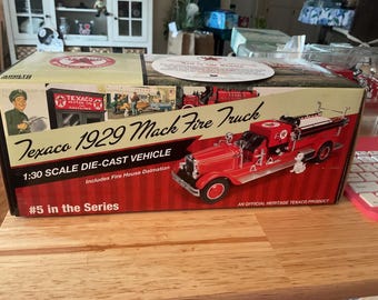 Texaco 1929Mack-brandweerwagen Gegoten voertuig op schaal 1:30 nieuw in originele doos, compleet met brandweerkazerne Dalmatiër
