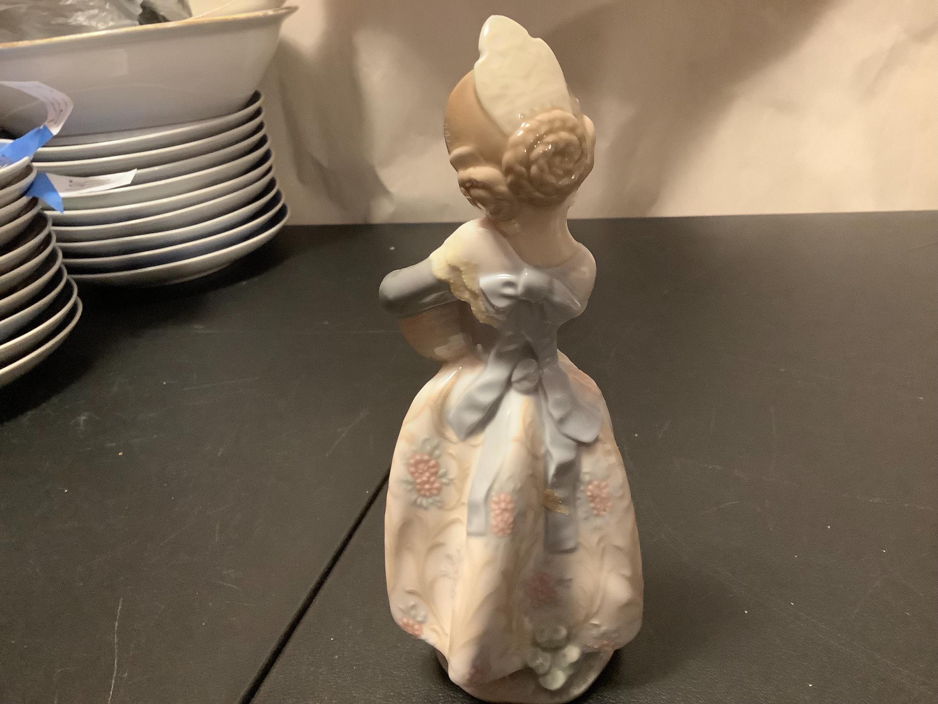 引退したリヤドロ バレンシア 女の子 フィギュア #4841 - 7インチ