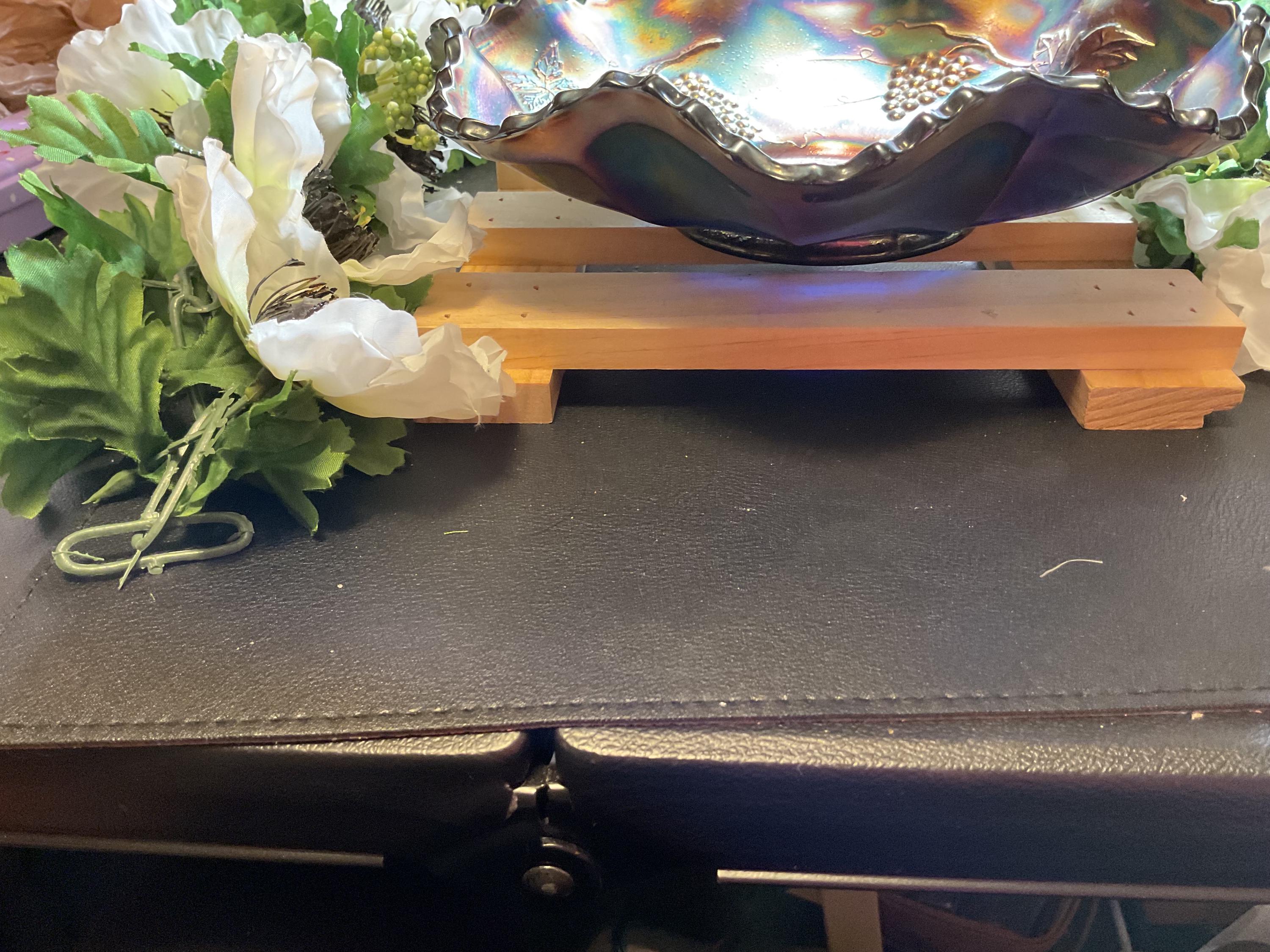 金箔をふんだんに使用したモザーグリーンの花瓶。フリルトップ。高さ