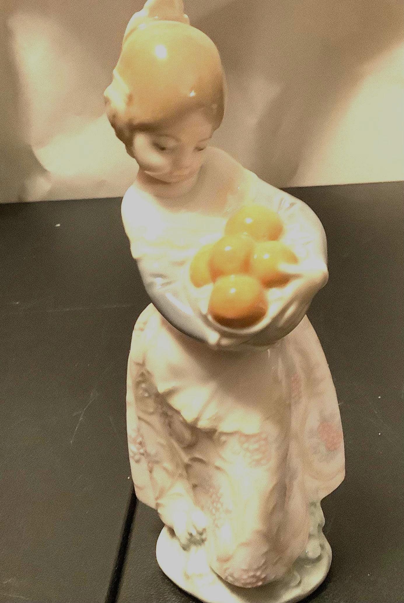 引退したリヤドロ バレンシア 女の子 フィギュア #4841 - 7インチ