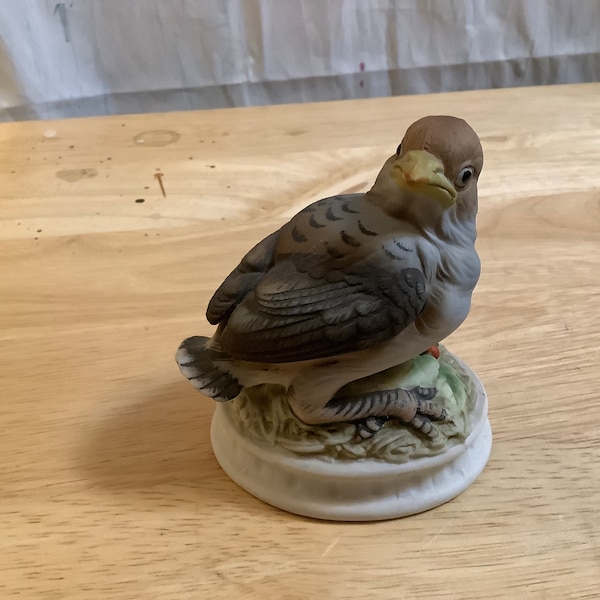 Vintage Lefton China Snowbird figurine. Bird has shades of Brown, Black, Gray and White, Very realistic Snowbird