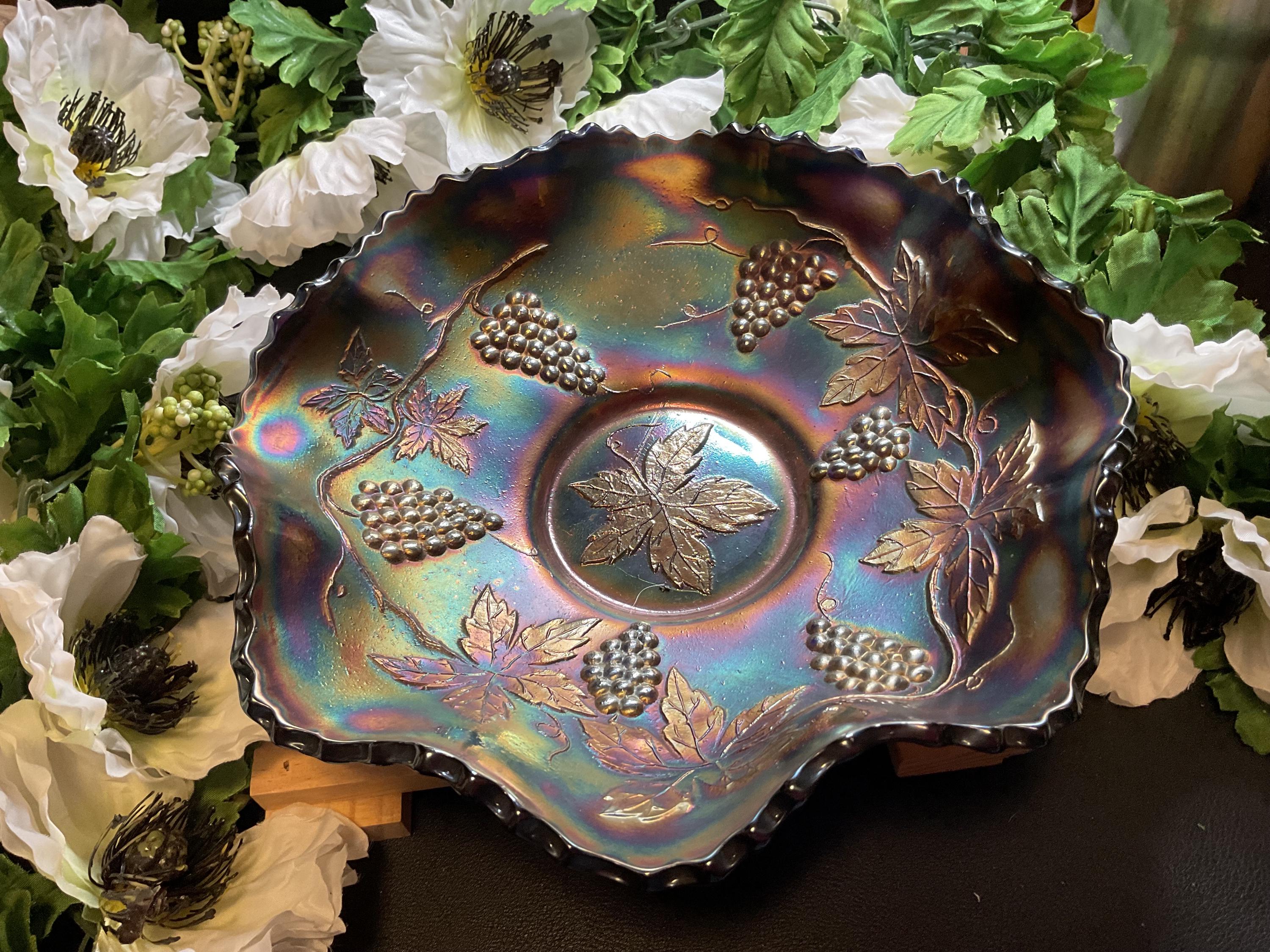 金箔をふんだんに使用したモザーグリーンの花瓶。フリルトップ。高さ