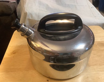 Vintage Kettle Teapot, Stainless Steel Stove, Top Kettle Made by Steelco in the 1940s Holds 14 cups of water.