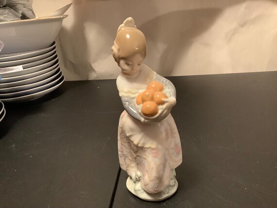 リヤドロ　バレンシアの少女 　♯4841 引退したリヤドロ バレンシア 女の子 フィギュア #4841 - 7インチ