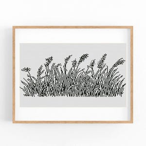 Könnte beinhalten: Ein schwarz-weißes Kreuzstichmuster mit einer Ansammlung von hohem Gras und Wildpflanzen. Das Design besteht aus einzelnen quadratischen Stichen auf einem Raster und ist in einem hellen Holzrahmen vor weißem Hintergrund dargestellt.