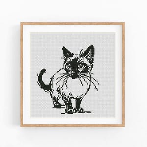 Può includere: Uno schema a punto croce incorniciato quadrato che presenta un'illustrazione pixelata in bianco e nero di un gatto siamese. Il gatto è raffigurato in posizione eretta con la coda rivolta verso l'alto, realizzato con punti neri su griglia.
