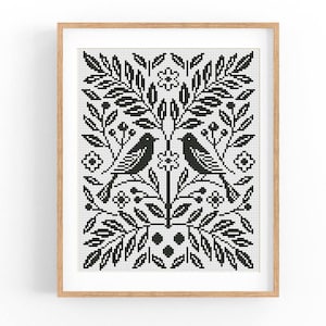 Könnte beinhalten: Gerahmtes Schwarz-Weiß-Kreuzstich-Kunstwerk mit zwei Vögeln auf Ästen mit Blättern und Blumen. Das Kunstwerk ist in einem hellbraunen Holzrahmen ausgestellt, was ein klassisches und dekoratives Stück ergibt.