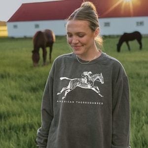 アメリカンサラブレッド スウェットシャツ | ビンテージ 競馬クルーネック | ケンタッキーダービー スウェットシャツ | OTTB 愛好家へのギフト | 馬術競技アパレル