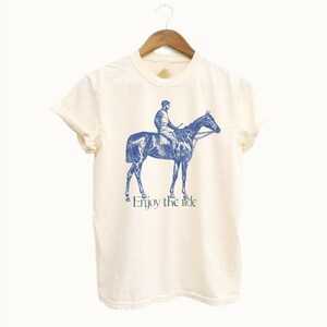 エンジョイ・ザ・ライド T シャツ | ビンテージ競走馬 T シャツ | 馬術グラフィック シャツ | 競馬 T シャツ | サラブレッド愛好家 T シャツ | 乗馬者ギフト