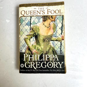 The Queen’s Fool by Philippa Gregory The New York Times Bestseller Historical Fiction The Tudor Period National Bestseller Soft Cover Novel