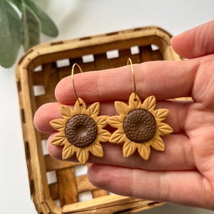 Aro de girasol / Floral / Verano / Regalos hechos a mano / Hipoalergénico / Ligero / Pendientes de arcilla / Diseños Kalico Citten