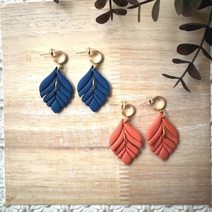 Handgemaakte klei hangoorbellen | Elegant blauw en oranje, hypoallergeen