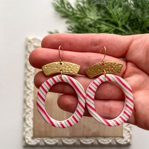 Candy Cane Lane-collectie | Kerstmis | Handgemaakte cadeaus | Hypoallergeen | Lichtgewicht | Kleioorbellen | Kalico Citten-ontwerpen