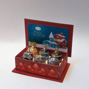 Decorazioni per l&#39;albero di Natale della casa delle bambole, palline con scatola espositiva in miniatura 1:12