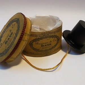 Dollhouse Gents oval Hat Box with hat - Baynes & Co 1/12th Miniature