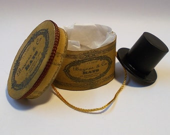 Dollhouse Gents oval Hat Box with hat - Baynes & Co 1/12th Miniature