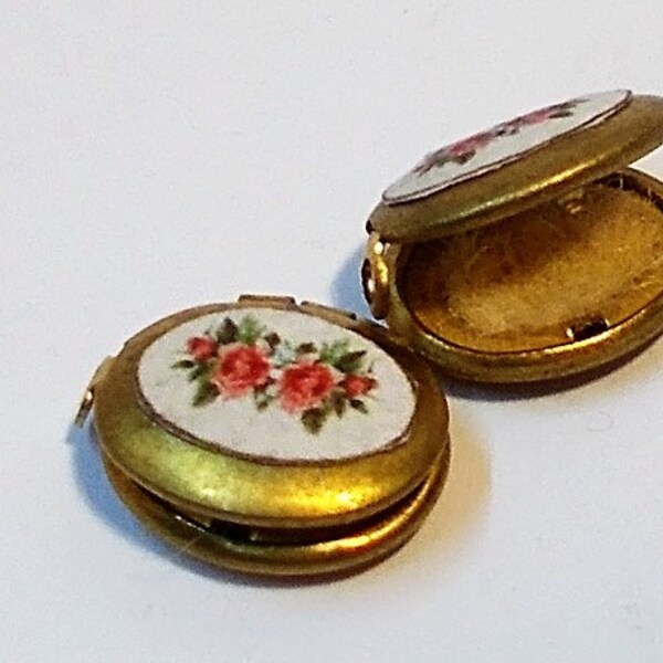 Dollhouse cosmetic-Small Rouge Compact with Powder Puff Rose  1/12th Miniature