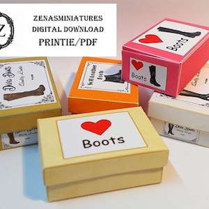 Könnte beinhalten: Fünf Miniatur-Schuhkartons mit verschiedenen Designs. Die Kartons sind gelb, orange, rosa, weiß und cremefarben. Die Kartons sind mit den Worten "Diva Boots", "Soft Leather Boots", "Boots", "Diva Boots" und "Boots" beschriftet.