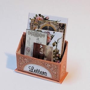 Soporte para cartas de casa de muñecas lleno de efímeras, facturas, cartas, etc. Miniatura 1/12