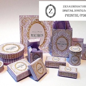 Può includere: Una collezione di scatole e contenitori di carta in miniatura, con uno schema di colori lavanda e oro. Le scatole sono etichettate "Maison Fondée MACARON Paris" e includono varie forme, come rotonde e rettangolari, con motivi decorativi. L'immagine include anche il testo "ZENASMINIATURES DIGITAL DOWNLOAD PRINTIE/PDF".