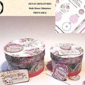 Puede incluir: Dos cajas redondas en miniatura con patrones florales y ribete rosa. Las cajas tienen etiquetas que dicen "Poudre de Beauté L'Élégante" y "Savon Lacto-Neige Au Bon Marché".