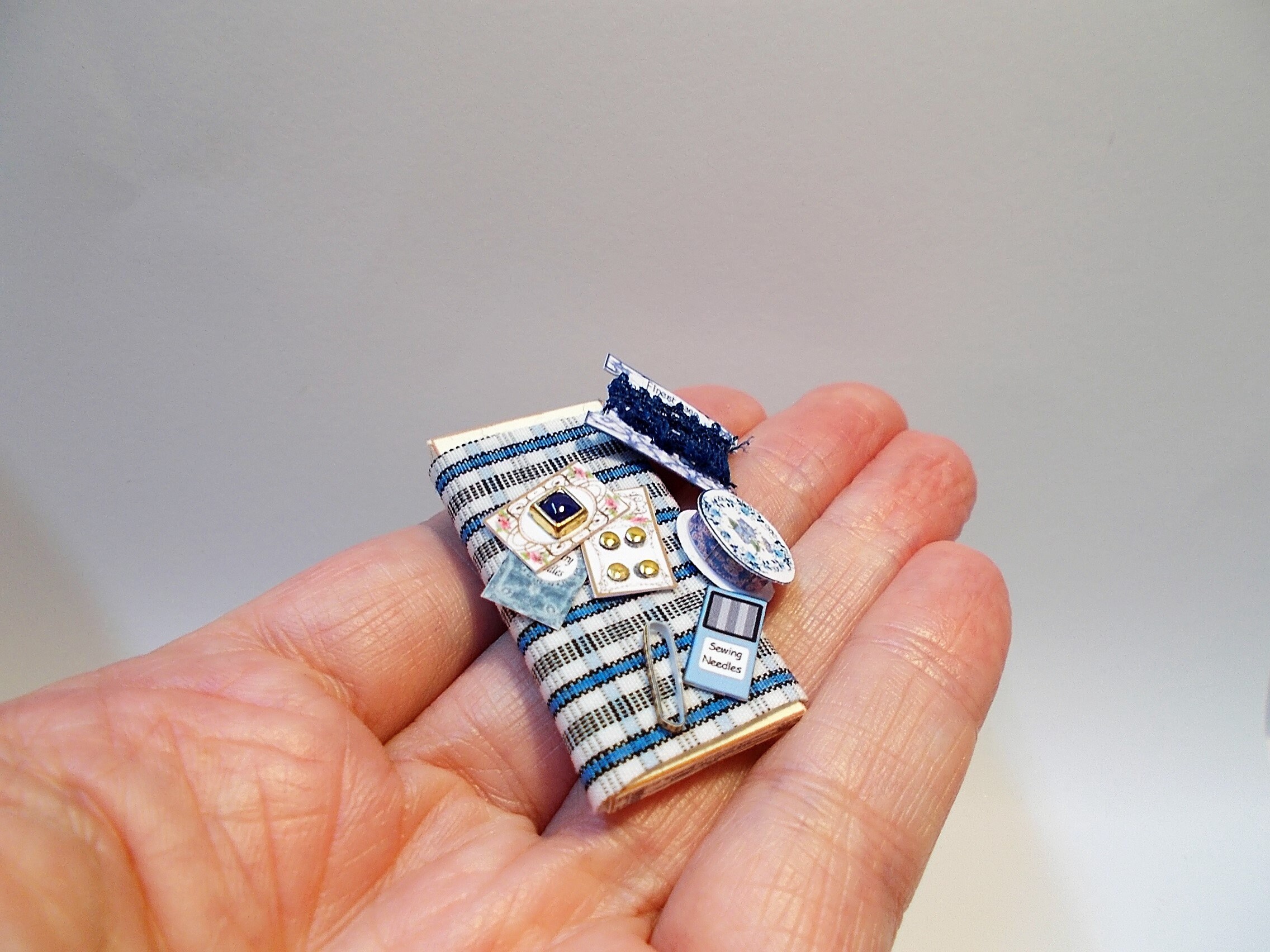 Casa Delle Bambole In Miniatura – Tavola Merceria, Fatta A Mano, Scala 1:12, Accessori Inclusi