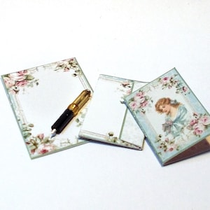 Ensemble d'écriture pour maison de poupée avec stylo, lettre, carte et enveloppe floral miniature 1/12e