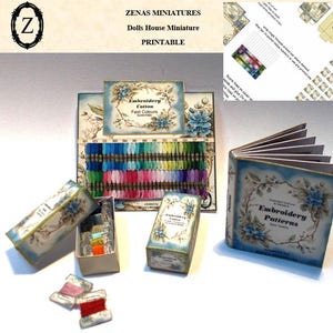 Puede incluir: Un conjunto de suministros de bordado en miniatura para casa de muñecas, que incluye una caja de algodón para bordar, un libro de patrones de bordado y una pequeña caja de hilo para bordar. El conjunto está impreso con un diseño floral y el texto "Embroidery Cotton Fast Colours" y "Embroidery Patterns Doll Crafts".