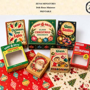 Puede incluir: Una colección de cajas y láminas en miniatura de decoraciones navideñas de estilo vintage con la marca Shiny Brite, ilustraciones de Papá Noel, bolas de cristal y luces de árbol, con texto que incluye Glass Baubles y Foil Decorations.