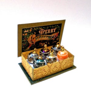 Decorazioni per l&#39;albero di Natale della casa delle bambole, palline con scatola espositiva in miniatura 1:12