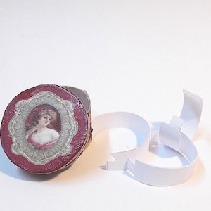 Dollhouse Victorian collar box 1/12th Miniature