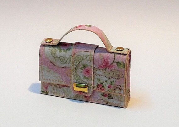mini designer purses by DollhouseAra @ . So detailed it's just amazing.