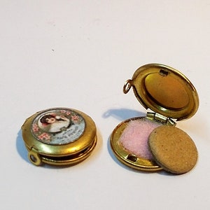 Dollhouse cosmetic-powder puff,compact/rouge pot 1/12th Miniature