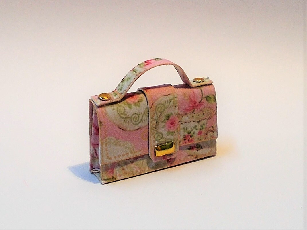 mini designer purses by DollhouseAra @ . So detailed it's just amazing.