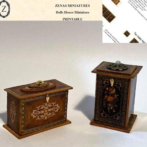 Pode incluir: Duas caixas de chá de madeira em miniatura com designs ornamentados. Uma é retangular com tampa articulada e fecho dourado. A outra é uma caixa alta e retangular com um design floral e um topo decorativo. O texto "ZENAS MINIATURES Dolls House Miniature PRINTABLE" é visível.